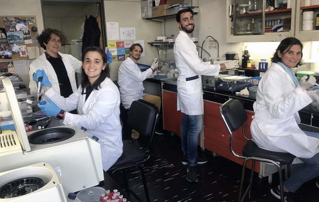 Jóvenes científicos de la FIL trabajan para producir los primeros test de coronavirus en Argentina