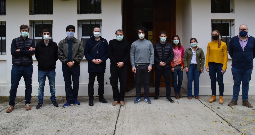 Científicos argentinos diseñaron un dispositivo que permite que dos pacientes usen un mismo respirador de manera segura