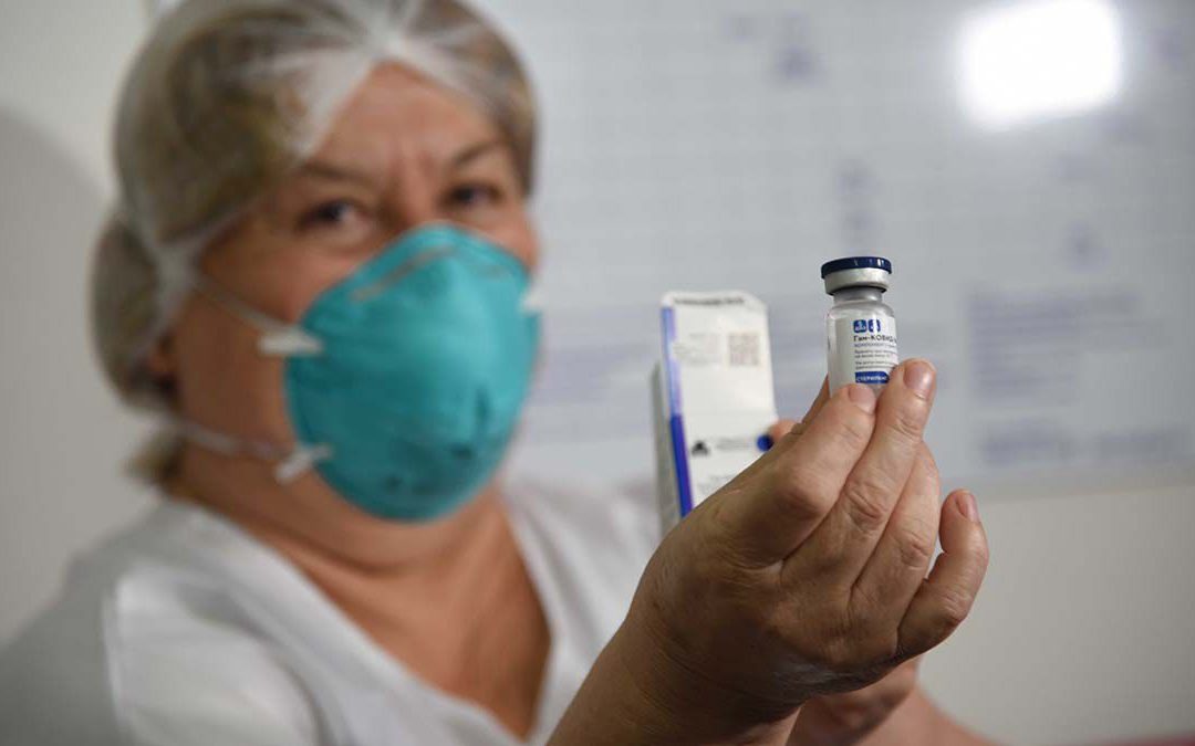 Por las vacunas, la letalidad del coronavirus disminuyó de 3% a 0,3% en 2 años