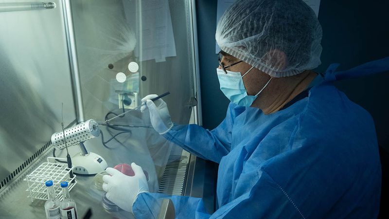 Los bioquímicos, en el frente de batalla contra el Covid-19