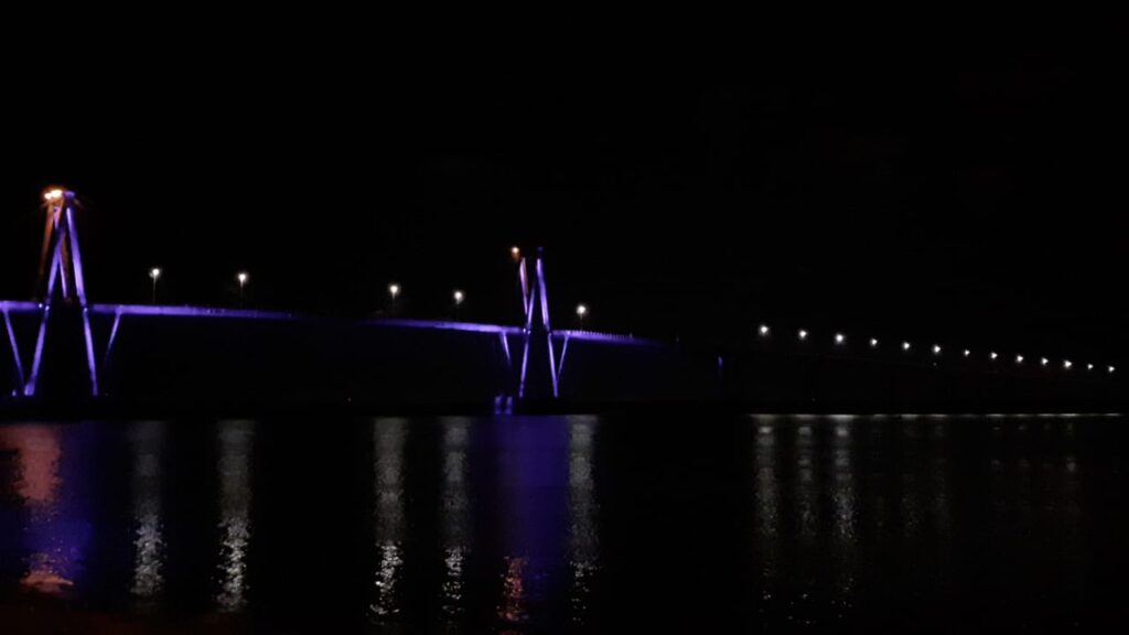 El Puente Belgrano de violeta