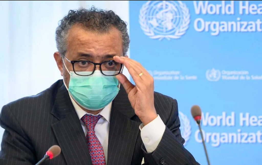 Caen los casos mundiales de coronavirus, pero la OMS reitera que la pandemia "no terminó"