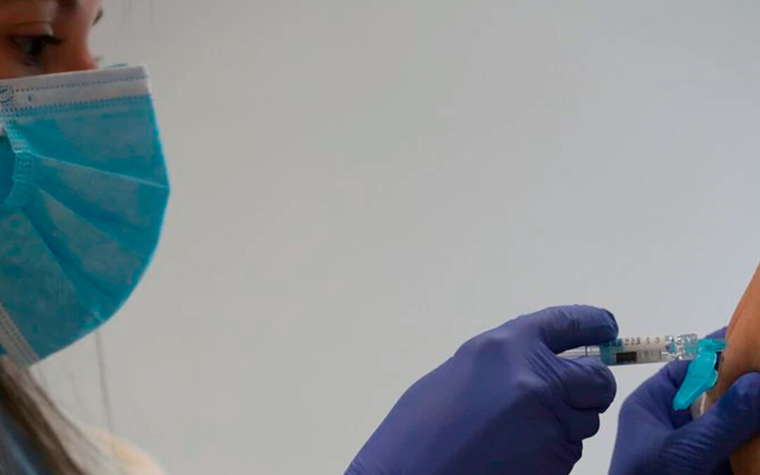 Estudian combinar las vacunas contra la gripe y el COVID-19 en la misma dosis