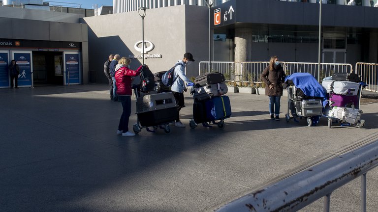 Establecer un aislamiento obligatorio con seguimiento para controlar contagios