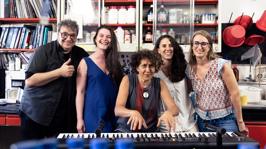 música por la ciencia-Gamarnik-con-colegas-y-Lito-Vitale