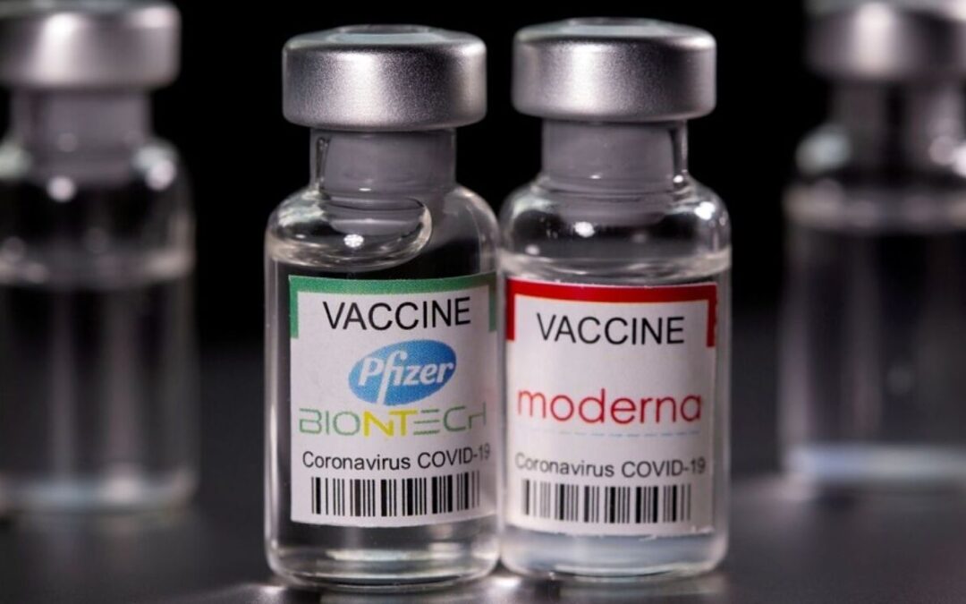 Las eficacias de las terceras dosis de Pfizer y Moderna disminuyen al cuarto mes, según un estudio