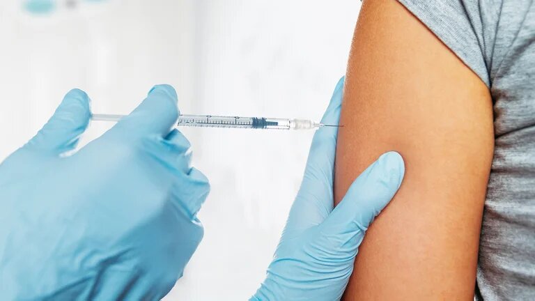 Mendoza inicia la vacunación antigripal con el personal de salud