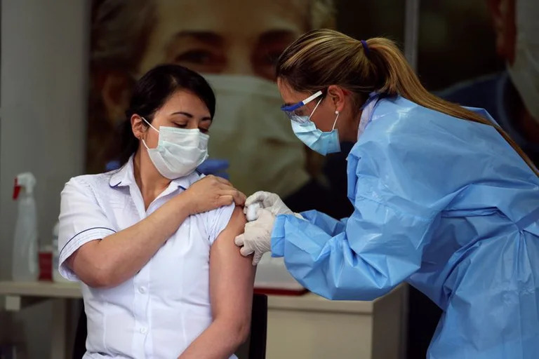 Organizan nuevos horarios particulares de vacunación COVID-19 y antigripal en Mendoza