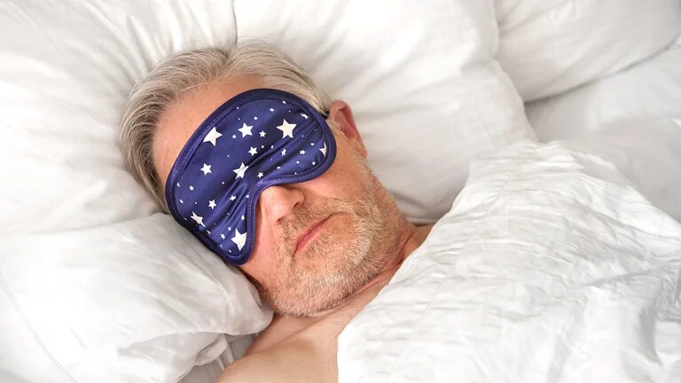 Dormir con luz tenue aumenta el riesgo de diabetes e hipertensión en los adultos mayores