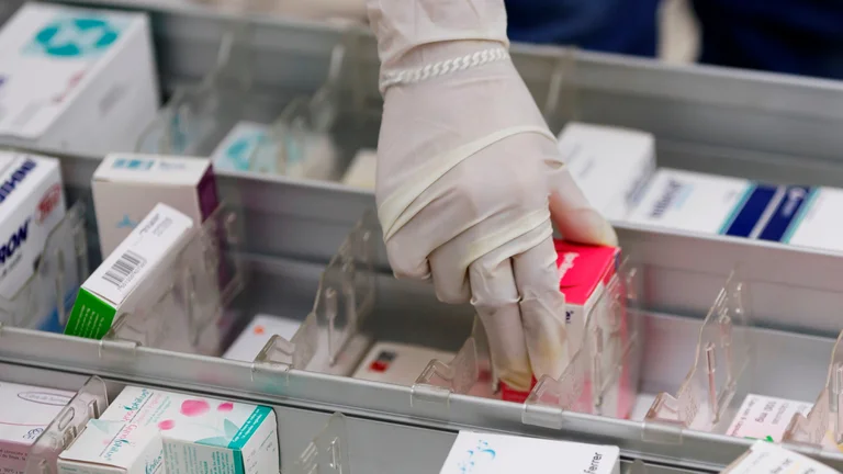 El gobierno reglamentó la ley que aumenta el control en el uso de antibióticos