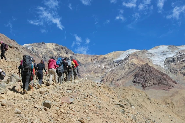 Personas recuperadas de cáncer y sus médicos se unen para una travesía en los Andes