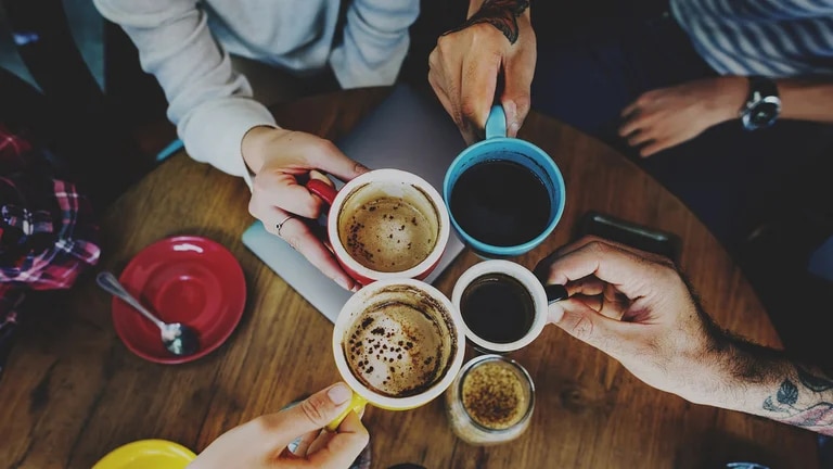 Personas tomando café