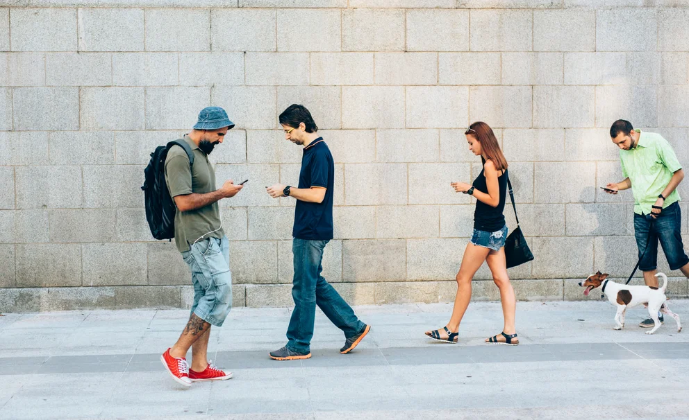 Cuáles son los mejores ejercicios para evitar la mala postura al usar el celular y otros dispositivos