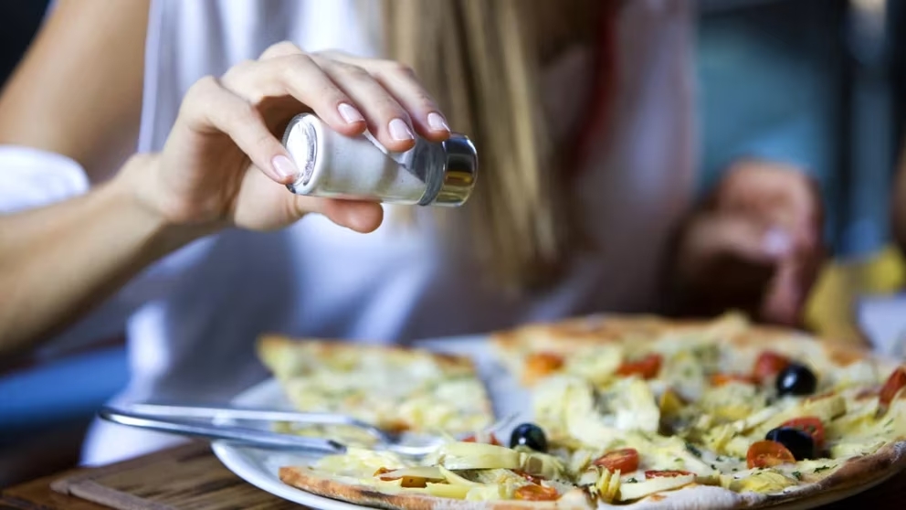 Cómo reducir el consumo de sal y reemplazarla en las comidas en 5 consejos