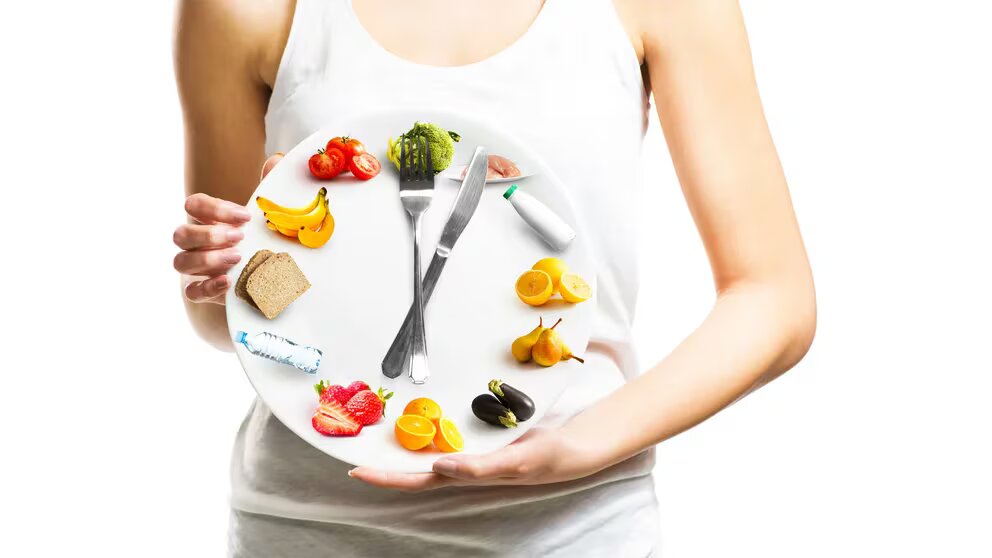 Saltarse la cena para bajar de peso: qué dice la crononutrición sobre evitar la comida nocturna