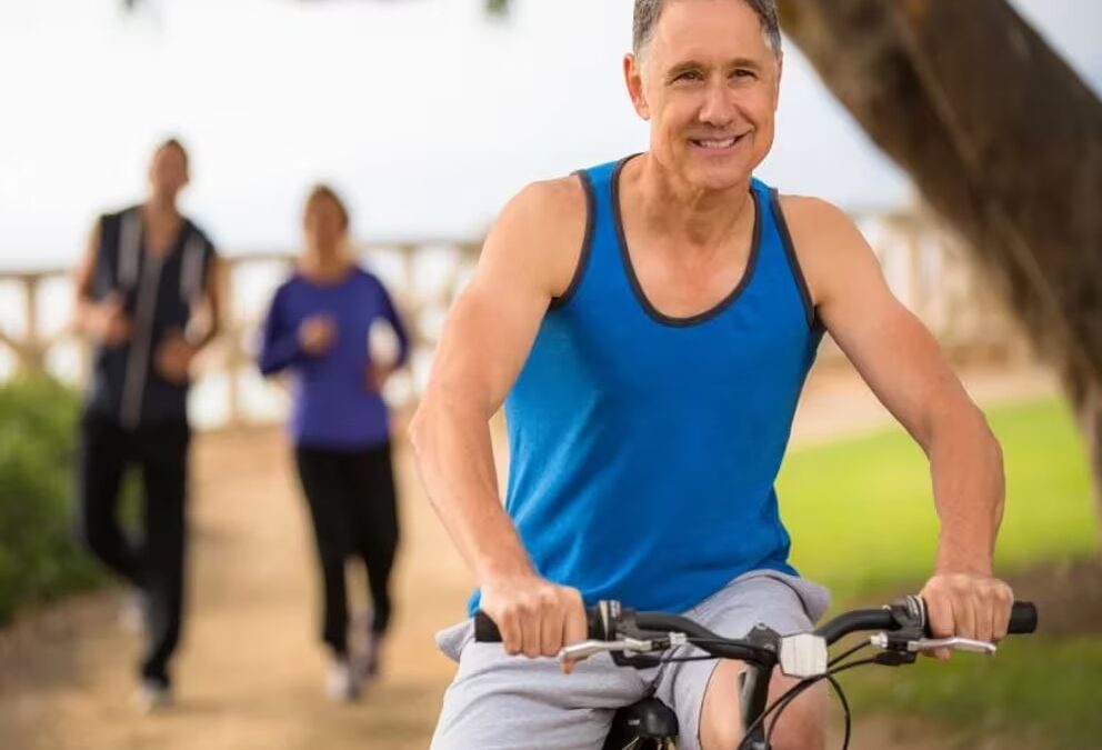 El poder del pedal: Andar en bicicleta podría ayudar a prevenir la artritis de rodilla