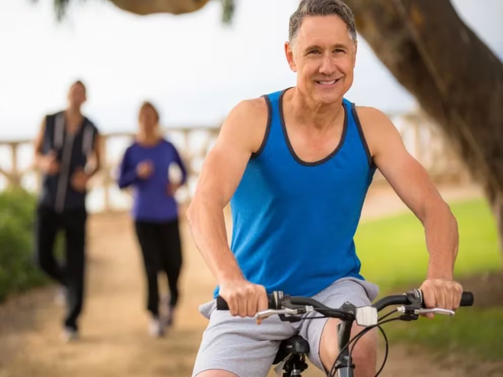 El poder del pedal: Andar en bicicleta podría ayudar a prevenir la artritis de rodilla