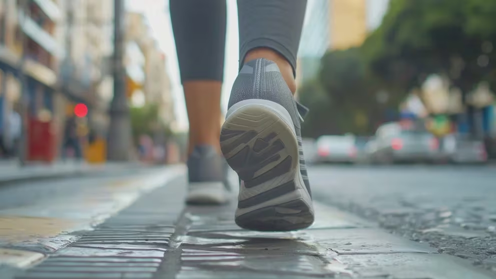 Caminar es un gran remedio contra el dolor de espalda: cuál es la frecuencia recomendada