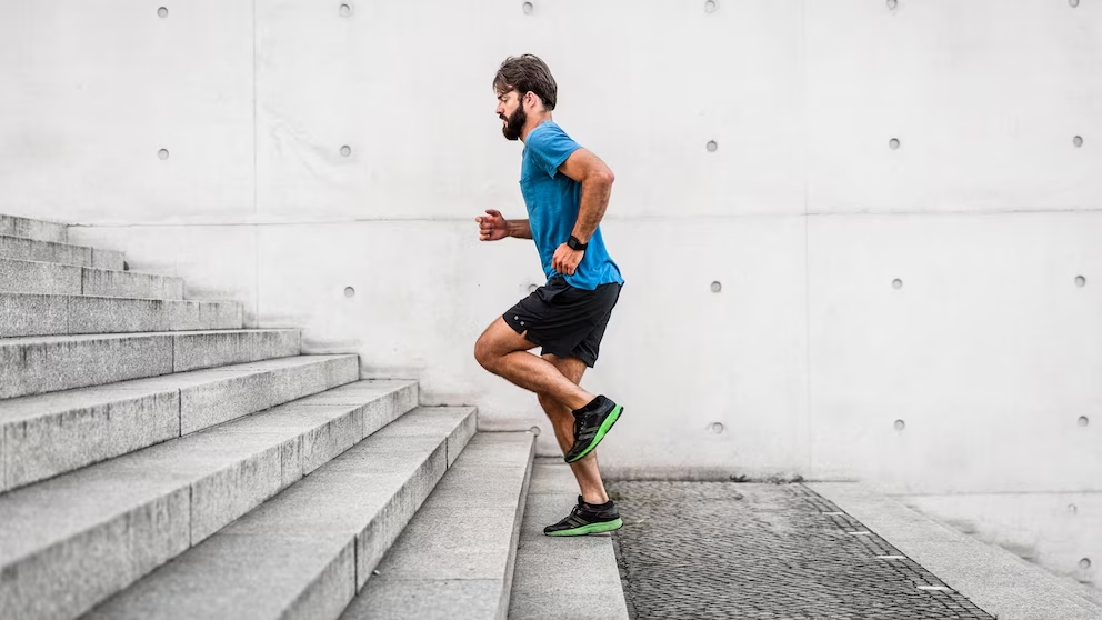 Un estudio mostró que sumar solo 5 minutos de ejercicio al día reduce la presión arterial