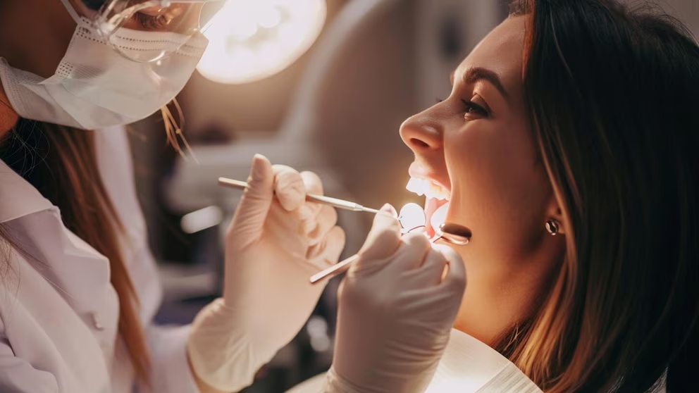 Qué es la periodontitis, cuáles son sus síntomas y cómo atenderla según los doctores